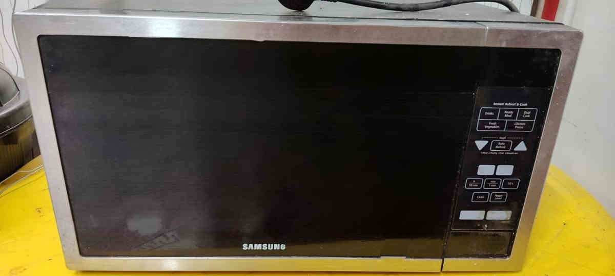 عندي غراض بيت مشكل للبيع
شوف لي يعجبك وقيم بما يرضي الله واخذة مستعجل عل بيع 
المكان الغزالية للاستفسار ***********
مايكرو نوعية سامسونك 
مستعمل قليل 
كامرات تربط علتلفون اصليات عدد 2
جرس باب متكلم 
عدة خياط او دوشمة سيارات

مكنسة زوالي زغيرة مال بالة وي غراضها 
مكينة ثرم بس بدوم ملحقاتها 
مجموعة طوبات 
رحلات جدد لون اخضر واحمر عدد 13
دي جي محيطي صوت عالي 
فيشة حجم كبير 
زولية 5في 6 نوعية تركي اصلية 
عربانة جبلية  
كاونتر  ارضي وملحق  
مكينة غسل زوالي
