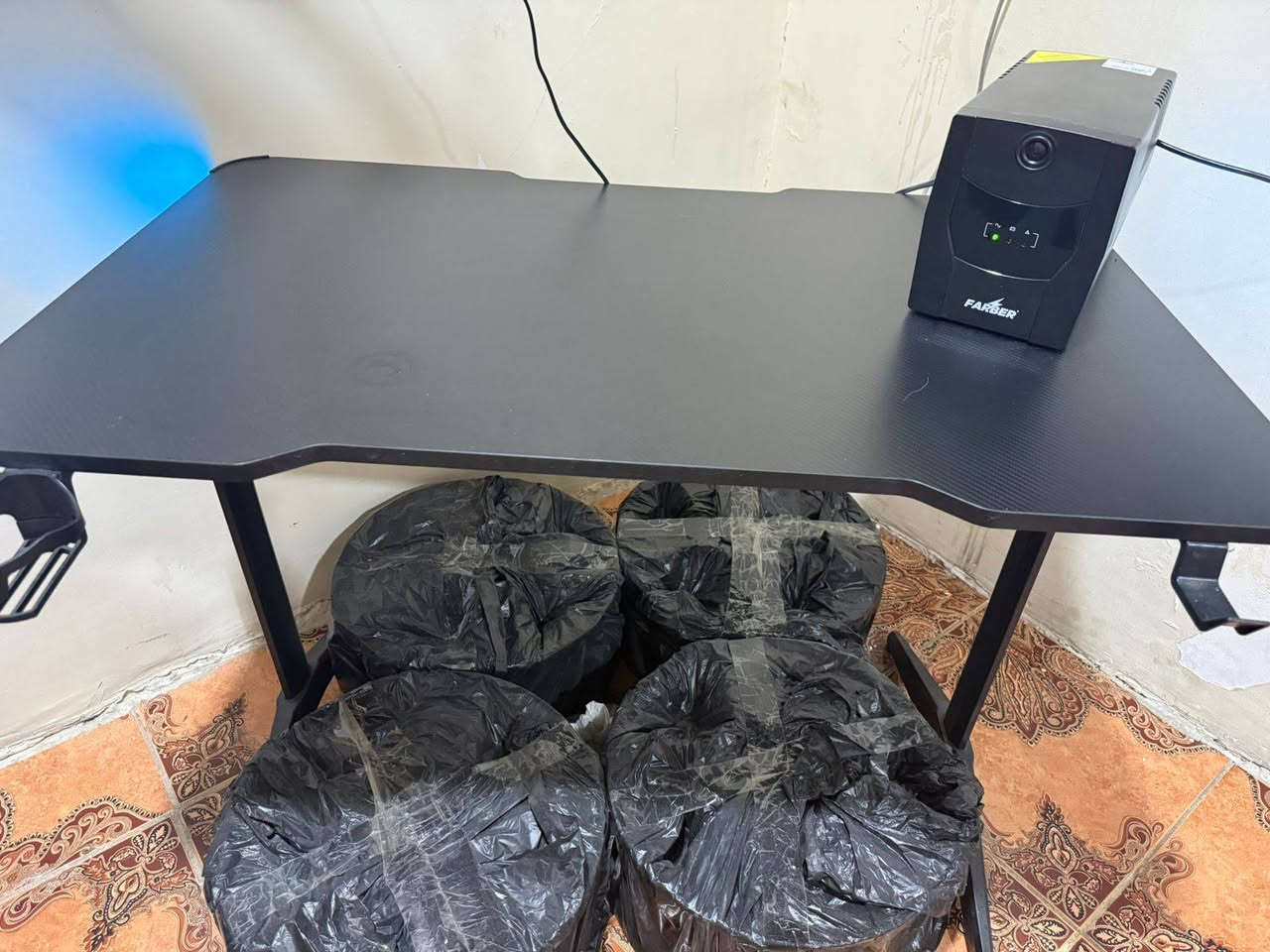 سلام عليكم بعت الكيس وبقن هذني الأغراض
1 ميز كيمنك. 80  الف
2 كيبورد لوجتك G212      الف30
3 مايك هايبر اكس  75 الف 
4 مايك لون وردي كلشي حلو. 25 الف
5 ستريم داك  50 الف
كل غارض نضافه 100%
مكاني بغداد حي اور شراي تعال خاص او اتصل ***********⁩
