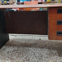 ٥ قطع • ميز مستعمل • ميز مكتبي