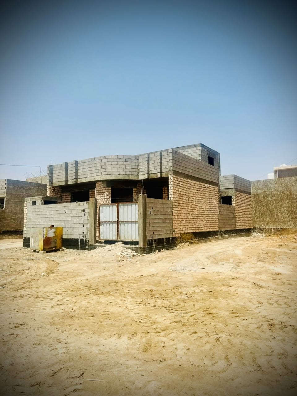 هيكل طابق واحد مسلح في ال6 كيلو
مقابل المدرسة الصينية طابو صرف
المساحة/ 200 متر
الشارع/ 15 متر مقابل المدرسة
يحتوي على/
كلدور واستقبال وصاله وغرفتين نوم
ومطبخ ومجمع صحيات داخل وخارج
ومناور عدد 2 وصاله في الطابق الثاني
* البناء حجر وسمنت سنة 2026
* ارتفاع السقف 3.5 متر
* تأسيس سبالت وكاميرات
السعر/ 75 مليون وبيه مجال
للاستفسار 
مكتب ابو مصطفى للعقار في الرمادي حي المعلمين 
قرب فلكة الفرسان مقابل مصرف الخليج التجاري 
هاتف 
محمد  ***********
مثنى  ***********
يتوفر (واتساب) على نفس الارقام

