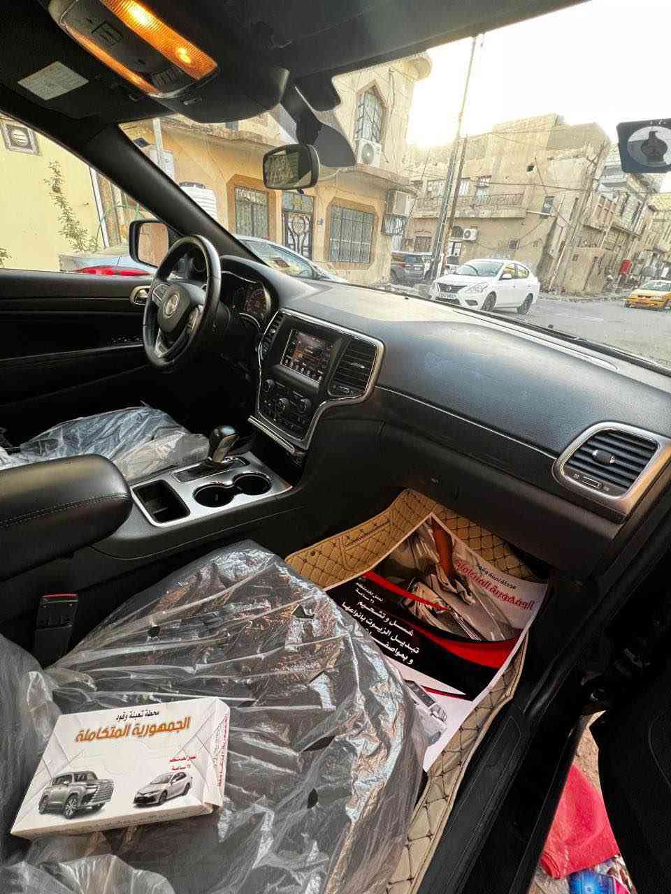 جيب كراند شيروكي 
لاريدو 
2018 
حادثها موضح بلصور جاملق امامي فقط بدون ايرباك ودواخل 
تحكم مقود 
نظام اطفاء عند التوقف 
شاشة كبيرة كاربلي 
نظام ايقاف ذاتي 
كشنات مخمل 
جنطة كهرباء 
تشغيل عن بعد 
رقم بصرة جديد 
عنوان السيارة بصرة 
***********
السعر 225$ البصرة, العراق
