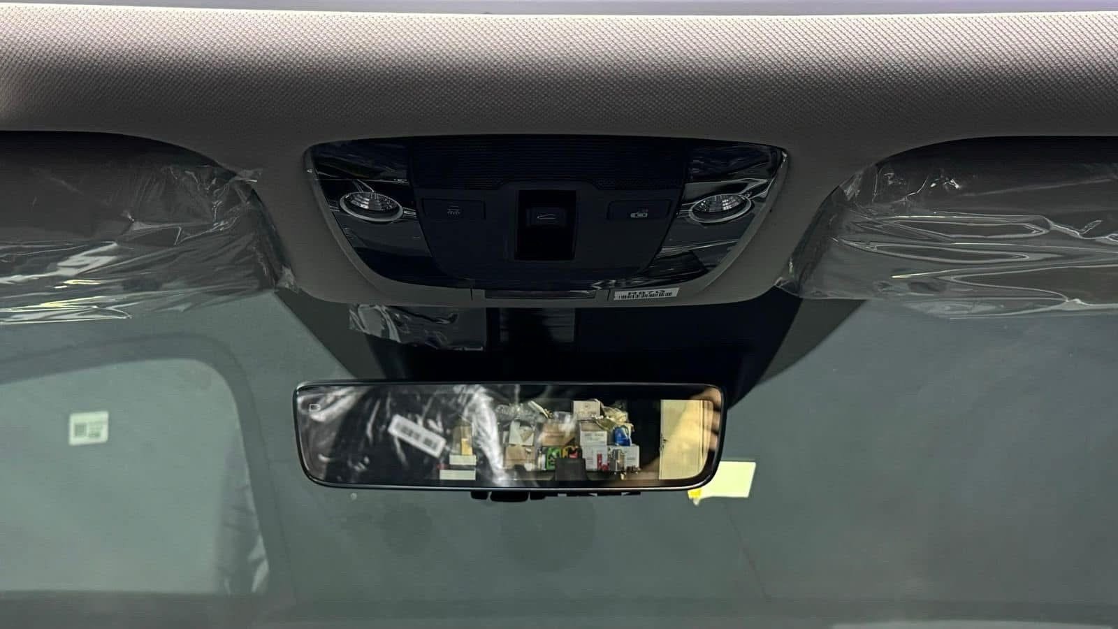 سيارة كيا سورينتو جديدة للبيع. بمحرك V6 قوي وتصميم عصري، السيارة تتميز بمساحة داخلية رحبة وتفاصيل مريحة مثل فتحة السقف والمقاعد المريحة المغلفة. مناسبة للرحلات الطويلة والمغامرات اليومية. لا توجد عيوب أو مشاكل ميكانيكية، والسيارة بحالة الوكالة دون تعديلات أو حوادث.