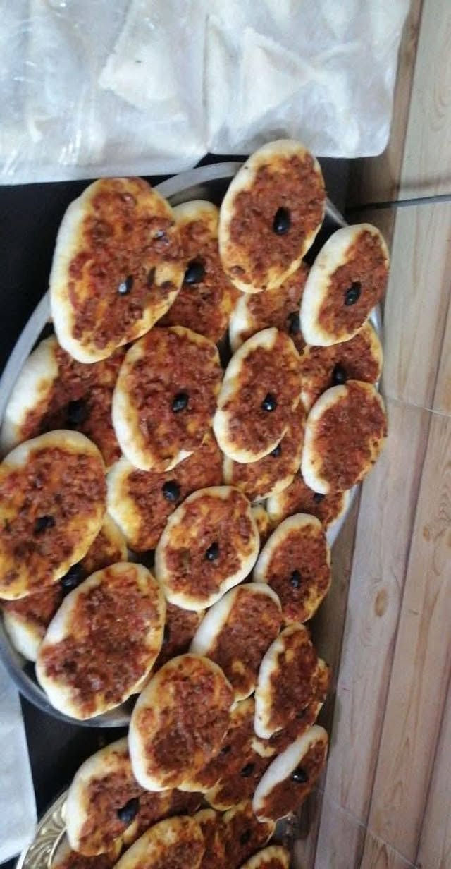 صباح الخير مستعدون بتجهيز طلباتكم من جميع الاكلات والملبس والفطائر للحجز على الرقم *********** واكو توصيل ان شاء الله
