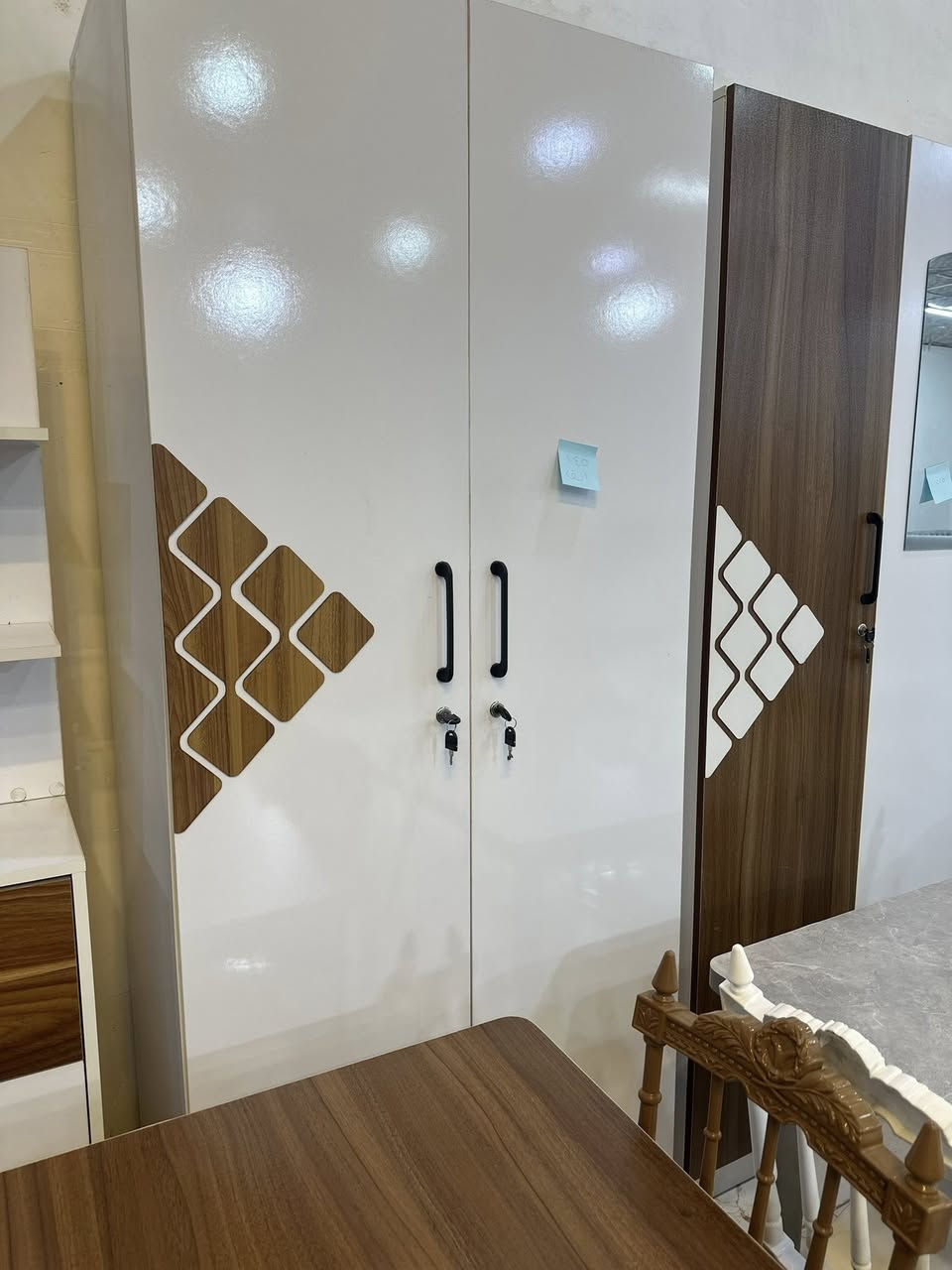 اهلا وسهلا بكم زبائننا الكرام نقدم لكم مجموعة متنوعة من الأثاث الحديث بأنسب الأسعار للحجز مراسلة الصفحة متوفر توصيل ***********
