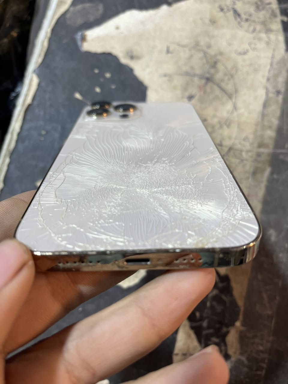 ايفون 13بروماكس
امريكي 
ذاكره (256)
بطاريه (100) مبدل
فقط ضهر مفلش 
سعره 300 بي مجال حك الجيه
***********
