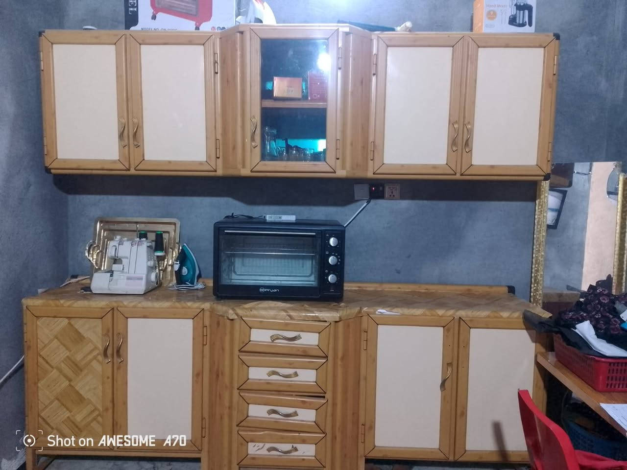 كاونتر نضيف طول مترين ونص  وسنك متر وستين سعر250مكاني حي الحسين جديد شارع ابو بخيت سايدين***********
