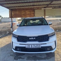 كيا سورنتو للبيع موديل 22 سياره كفاله عامه من دحكه من صبغ مقفول السيار...