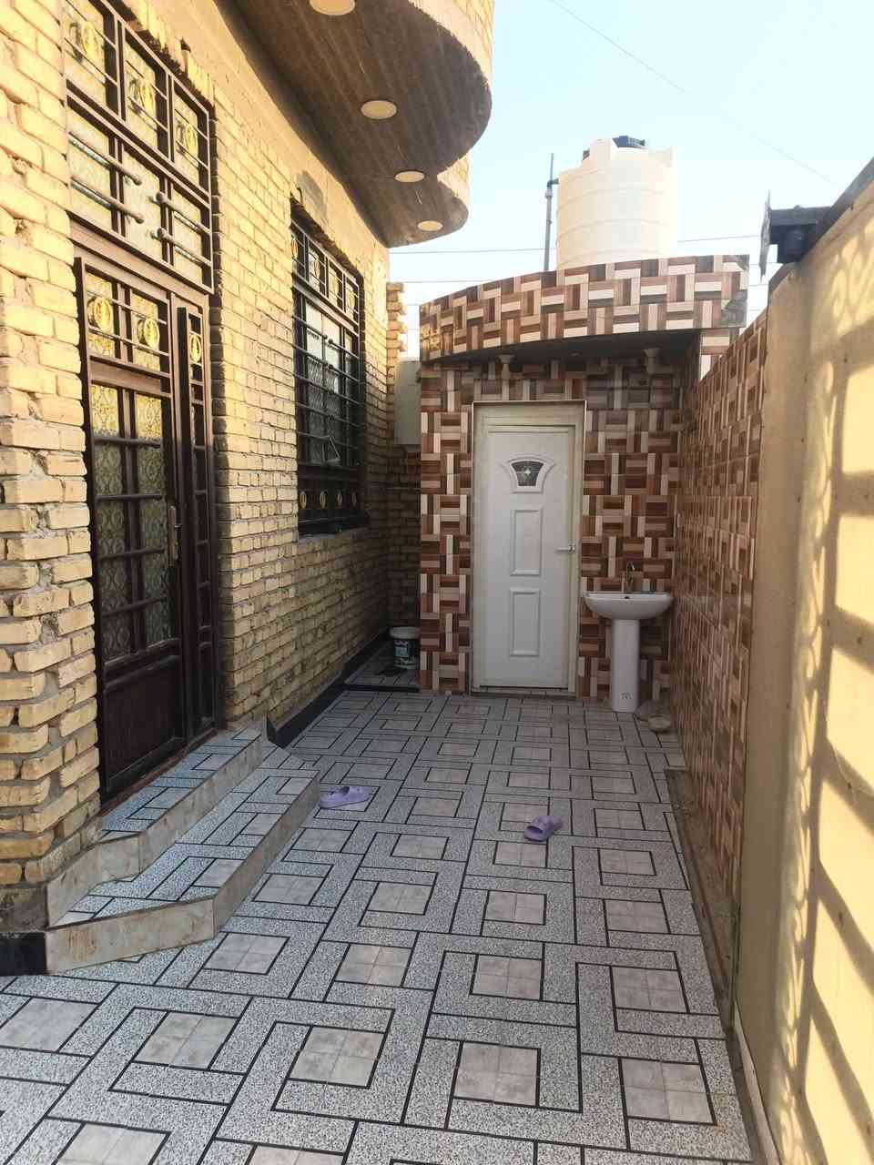 بيت زراعي للبيع المساحه 200 متر+ قطعه 200 متر ناحية الفظليه تفاصيل البيت بناء طابوق كونكريت مسلح داخل البيت غرفتين استقبال هول صاله مطبخ صحيات البيت جديد وبناء حديث  الشارع مخدوم بتبليط وماء وكهرباء وسحب مولد للاستفسار ***********
