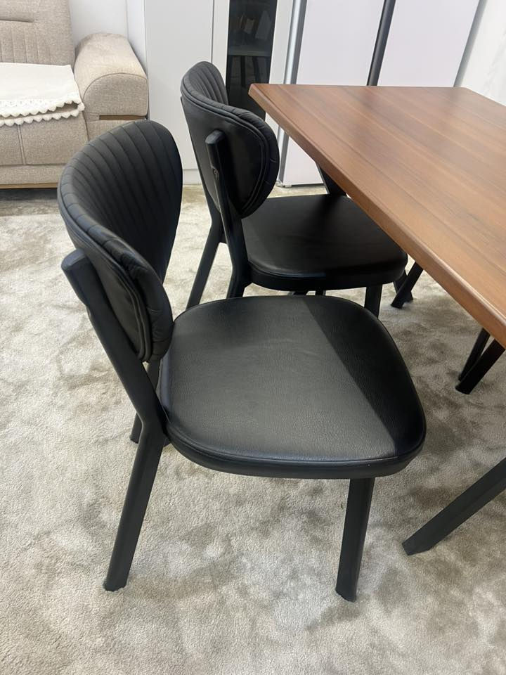 ميز و كراسي 
مكان رحيم اوا 

١٥٥ الف 
***********
