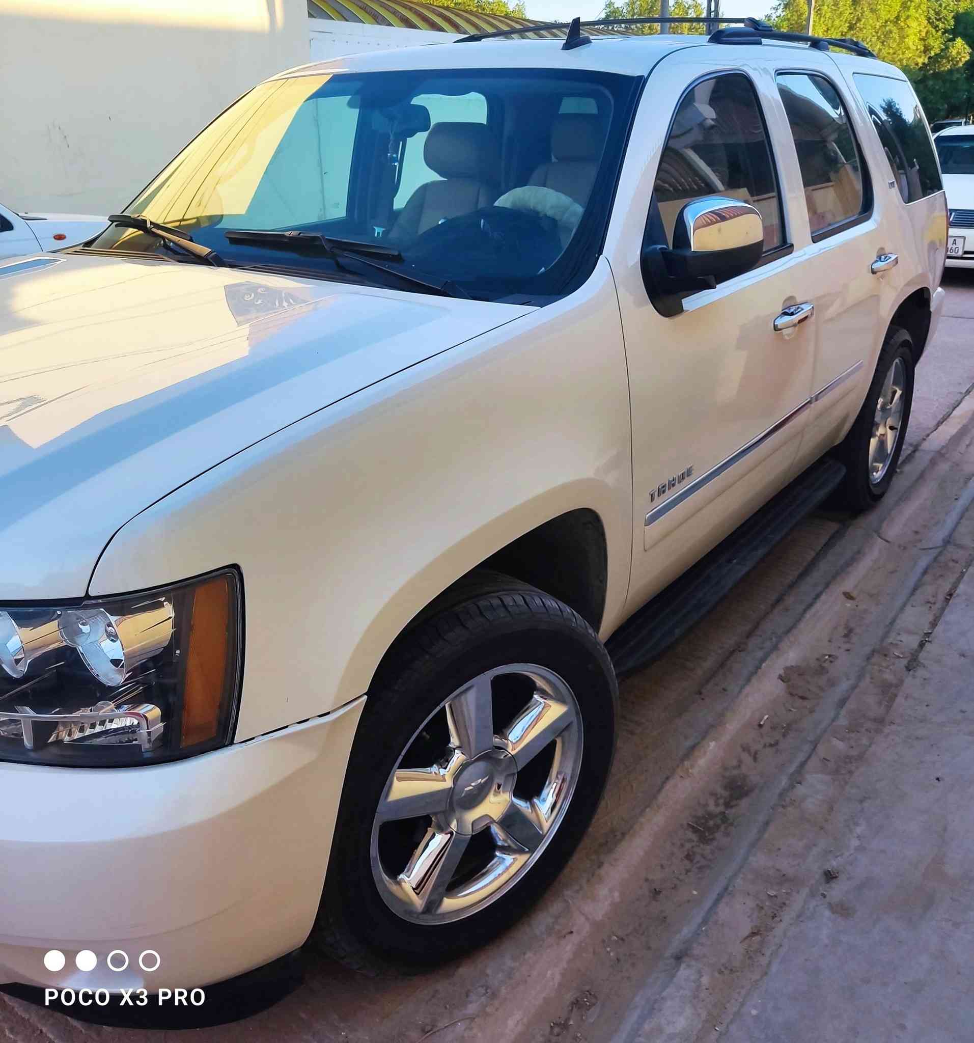 السلام عليكم...
للبيع شوفرليت تاهو 2014 LTZ  امريكي  حادثها بسيط جدا  صبغ على كد شبر بين الباب والچاملغ الامامي الايسر  
سياره دخول جديد  حديده سابقا
وحاليا اتسجلت وفق قرار 102 لسنة 2026 رقم بغداد 
الحاله _ ممتازة جدأ
كاميرا خلفية _ رادارات امامية وجانبية _ حساس _ بلاجكتور   _ كشنات جلد  كهرباء _ كشن خزن _ كشن تبريد تدفئه  _ صندوق جك  _  usb _ سلايد روف - فور ويل _  دوسات بانزين وبريك كهرباء - وبعد بيها كومه مواصفات تجي وتشوف بعينك افضل 
السيارة باقية ع نظافتها داخل جلد بيجي 
محرك وكير بحالة ممتازه برغي واحد مامفتوح بيها
بدون صوت بدون دخان بدون بخار 
ويل LTZ حجم 20 
للاستفسار الاتصال على الرقم ***********
