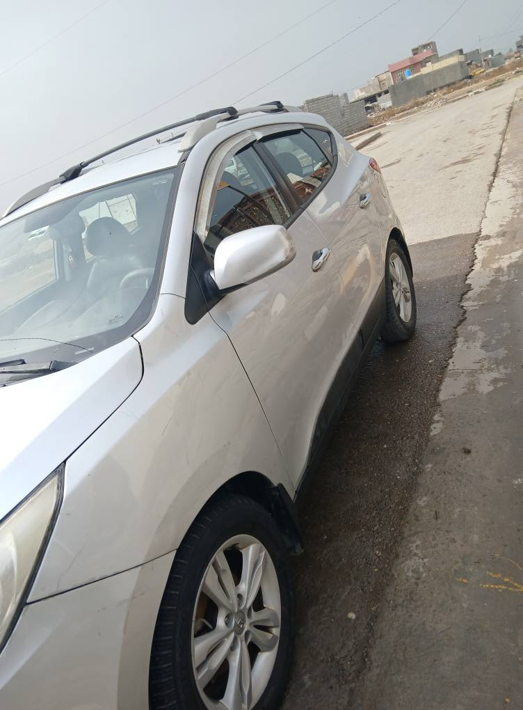 السلام عليكم سياره تاسان وارد امرؤكي 2011رقم بابل سياره كير و محرك خير من الله صبق قطعتين لجماليه بنيد وباب عكس السايق وهاي صور السيارء قبل الصبق مكان بغداد اليسفيه *********** بي واتساب السيارء بسمي
