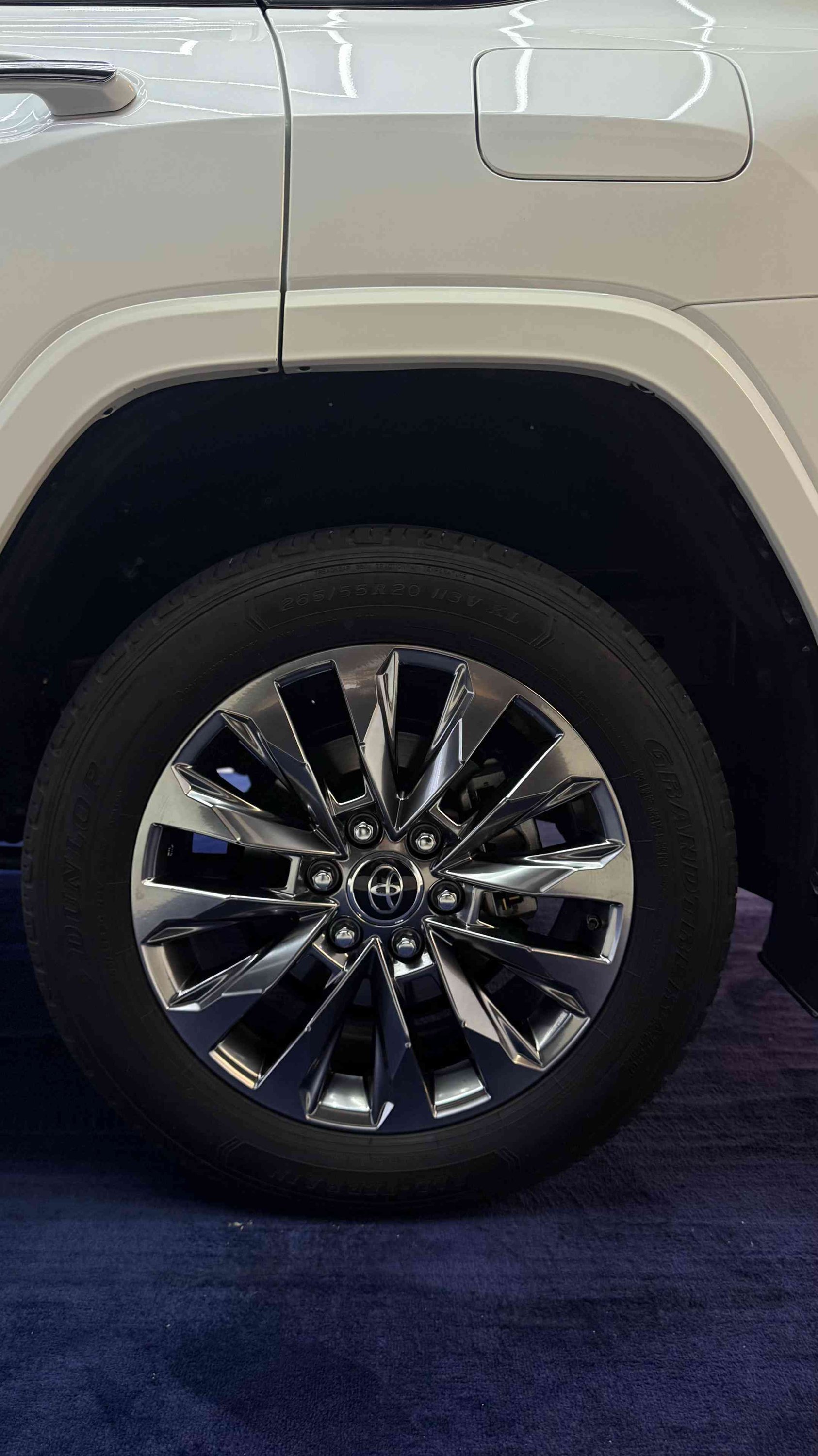 Toyota-land cruiser 2025 clean title VX twin turbo hybrid Full option 12,000 km white & yellow Call for price: *********** ***********
