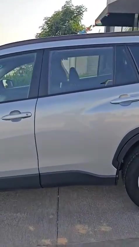 🚗 للبيع: تويوتا كورولا كروس 2022 LE 🚗
​السيارة بنظافة ممتازة وجاهزة من كل النواحي. المواصفات والتفاصيل كاملة جوة:
​الموديل: 2022 (الفئة LE)
​المسافة المقطوعة (الماشية): 93,000 كم
​الرقم: أربيل (بإسمي) 📄 بشرط التحويل وبراءة الذمة من الغرامات.
​السنوية: مجددة وصالحة لغاية 1 / 6 / 2029.
​✨ أبرز مواصفات فئة LE المضافة:
​نظام تحديد مسار (Lane Departure Alert) تنبيه وتصحيح مسار.
​مثبت سرعة ذكي/راداري (Radar Cruise Control).
​شاشة لمس تدعم Apple CarPlay و Android Auto مع كاميرا خلفية بلاد.
​رادار مانع اصطدام أمامي وحساسات للنقاط العمياء.
​🛠️ حالة البدي والضرر:
​السيارة بيها قطعتين متبدلة (تجاري) فقط: بونيد + جامرلق طرف السايق.
​الداخل: سليم تماماً (بدون دواخل ونظام الإيرباغات سليم).
​البيع بشرط الفحص وين ما تحب.
​📍 مكان السيارة:
​الموقع: كركوك

​📞 للتواصل والاستفسار: ***********

✅ لمعرفة السعر : اكتب تم بالتعليقات يتم الرد عليك خاص تلقائي

⚠️ تنويه:
السيارة إعلان ممول وغير تابعة للصفحة، ولا نتحمل مسؤولية الاتفاق أو تحديد السعر بين البائع والمشتري.

🌹 الله يبارك للبائع والمشتري، ويرزق الجميع من واسع فضله

 #سيارات #سيارات_للبيع #تسويق #السيارات #cars
