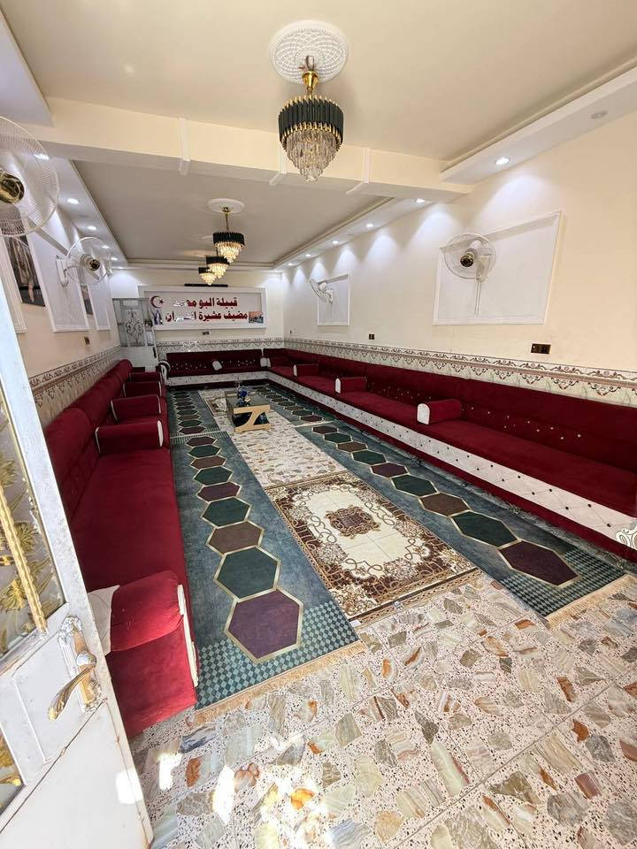 السلام عليكم دار للبيع منطقه الحميديه قرب الطاقه مساحه الدار 300متر بناء طابوق يحتوي على 3غرف نوم و استقبال مضيف 10متر للاستفسار ((*********** أبو محمد ))
