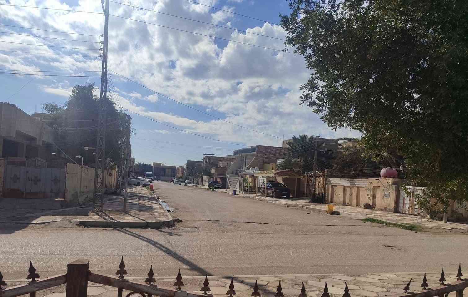 السلام عليكم
بيت سكني للبيع بمساحة 250 م²
يقع في حي المعلمين الجديد – الفتحة الأولى، خلف اسواق العائلة شارع بيت المرحوم الحاج ديوان.
البيت على شارع عريض 20 متر وفي منطقة راقية. 
التواصل مع الرقم ***********
