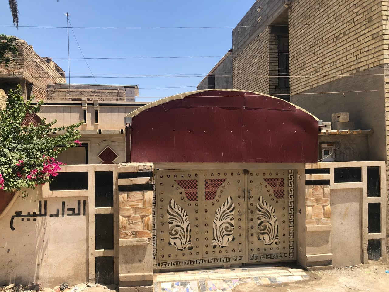 سلام عليكم بيت مساحه 200متر للبيع البيت كامل وحديقه بيه وغرفه فوق واحده للستفسار المراسله خاص او على الرقم *********** بيه واتساب المكان حي السكلات الشهداء
