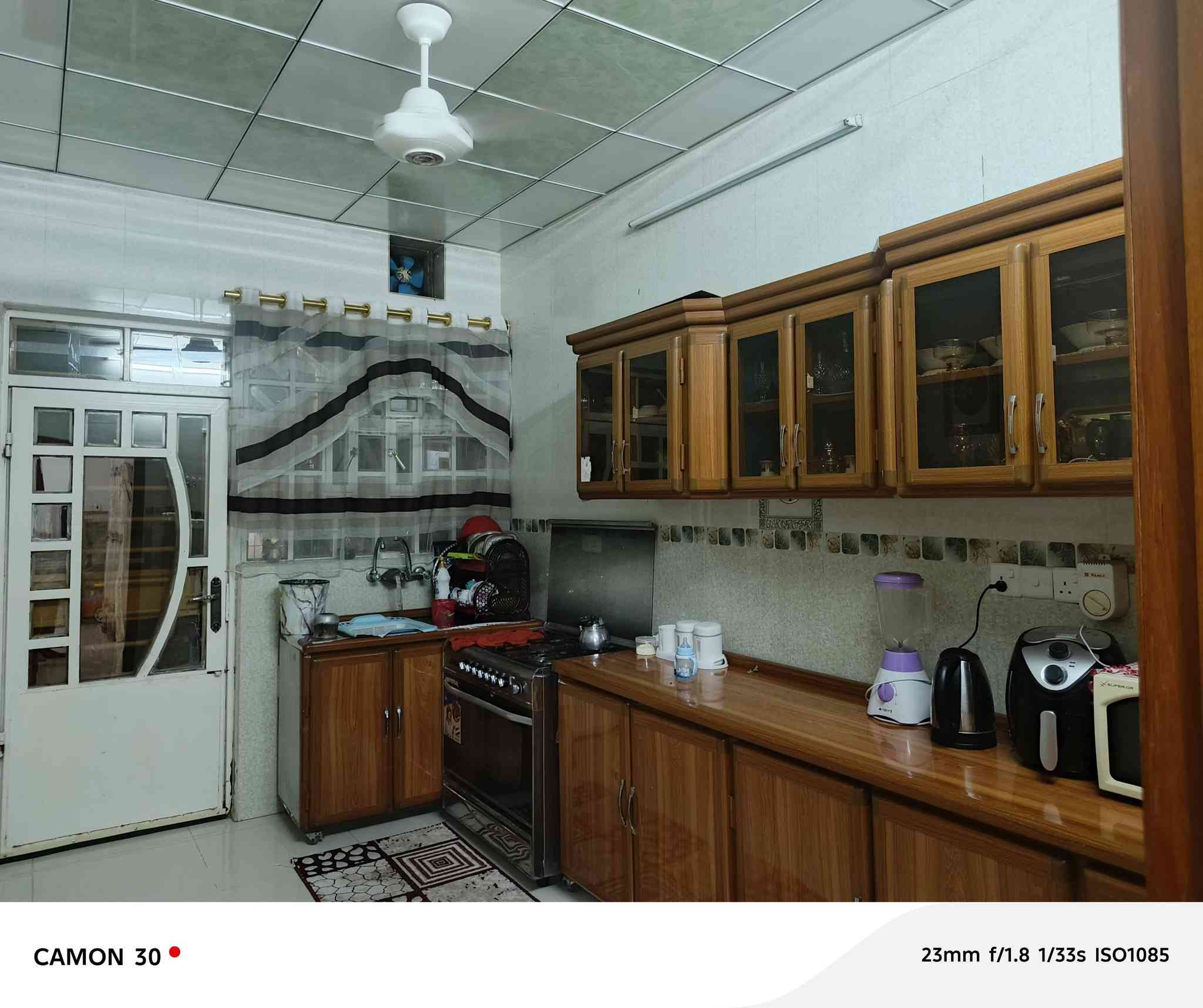 دار للبيع بداية  منطقة مشيرفة الاولى  قرب جامع مثنى كشمولة المساحة 150م  الواجهة 6م  العمق 25 م   نظام سليماني كراج أرضي عمق 8امتار +صحيات خارجيه                                                      مطبخ                                                                                       استقبال                                                                                هول.                                                                    صحيات    
منور عدد2 
سطح كاشي
غرف عدد2كبار 4ونص*4 مع سويت  و4*4    للاستفسار الاتصال على الرقم ***********بي واتس اب   السعر120مليون وبي مجال 
 يرهم مراوس ويه قطعه أرض
