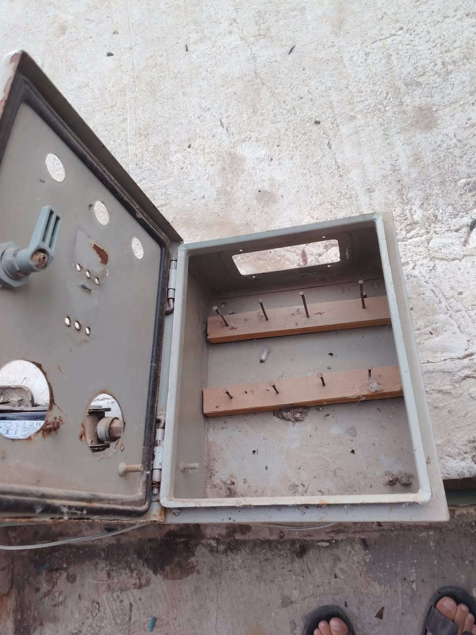 للبيع صندوق لوحة كهرباء ثلاثي فاز 80Aبوكس ATS ثلاثي فاز 80 أمبير مستعمل
صندوق توزيع كهرباء 3 فاز بحالة جيدة
لوحة كهرباء فارغة 80 أمبير للبيع
بوكس تحكم كهرباء صناعي 3 فاز
العنوان بصره معقل
السعر قيمه بيش يفيدك وخذه


**إذا كنت صاحب هذا الإعلان وتريد حذفه لأي سبب، رجاءا أرسل رسالة إلى الدعم الفني**