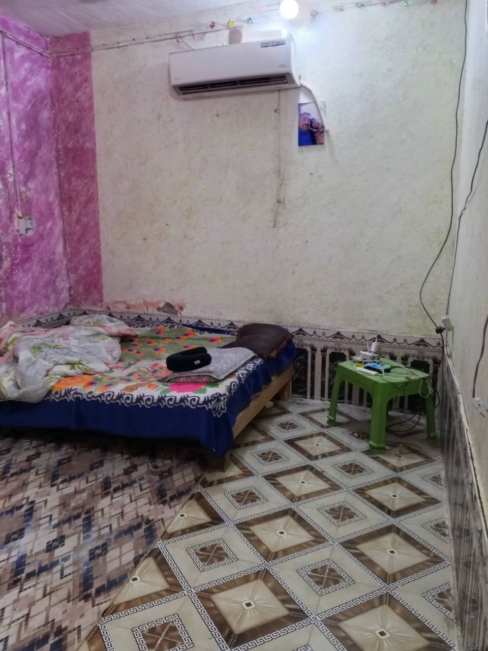 سلام عليكم دار للبيع 160 متر يحتوي على 2غرفه نوم واستقبال وصاله ومطبخ بيت جاهز العنوان الشرش الحاج ناصر *********** طابو صرف
