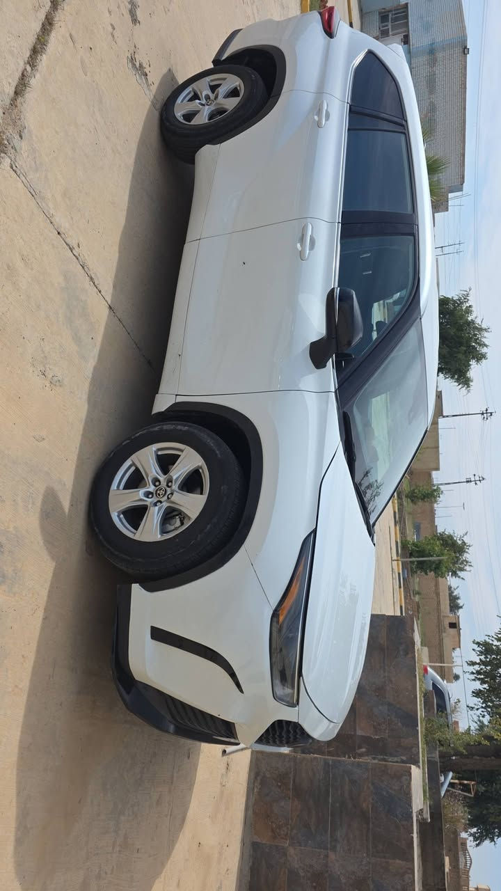 🚗 للبيع أو المراوس: تويوتا هايلندر 2022 (V6) – سيارة عائلية ملكية
لأصحاب الذوق والعوائل الكبيرة، سيارة قمة بالنظافة والراحة:

المحرك: 6 سلندر (V6) سعة 3.5 لتر، قوة وعزم ممتاز واقتصادية بالوقود بالنسبة لحجمها.

عدد المقاعد: 7 راكب (3 قطع كشنات) واسعة جداً ومريحة للسفر الطويل.

اللون: أبيض صدفي (Pearl White) مميز جداً وبحالة الوكالة.

المواصفات (فول عدا السلايت):

بصمة تشغيل وبصمة أبواب.

شاشة كبيرة تدعم Apple CarPlay و Android Auto.

كاميرا دوارة خلفية مع حساسات.

نظام تحديد المسار ورادار أمامي (تنبيه تصادم).

مثبت سرعة ذكي (رادار).

كراسي كهرباء (تحكم كهربائي كامل).

تكييف مركزي (ثلاث قطع) ثلج يغطي كل السيارة.

أنظمة قيادة متعددة (Sport, Eco, Normal) مع نظام خاص للثلوج والطرق الوعرة.

المسافة المقطوعة: 40 ألف ميل فقط.

الرقم: دهوك (لوحات أصولية وجاهزة للتحويل).

الضرر: قطعتين فقط (باب وجاملغ) تصليح درجة أولى، وباقي السيارة (ايرباغات، شاصي، محرك) كلها مكفولة وبشرط الفحص.

📍 المكان: صلاح الدين - تكريت.
💰 السعر: السعر مناسب جداً، وللتفاصيل أكثر يرجى الاتصال أو المراسلة.

📞 للتواصل المباشر:
***********او***********
