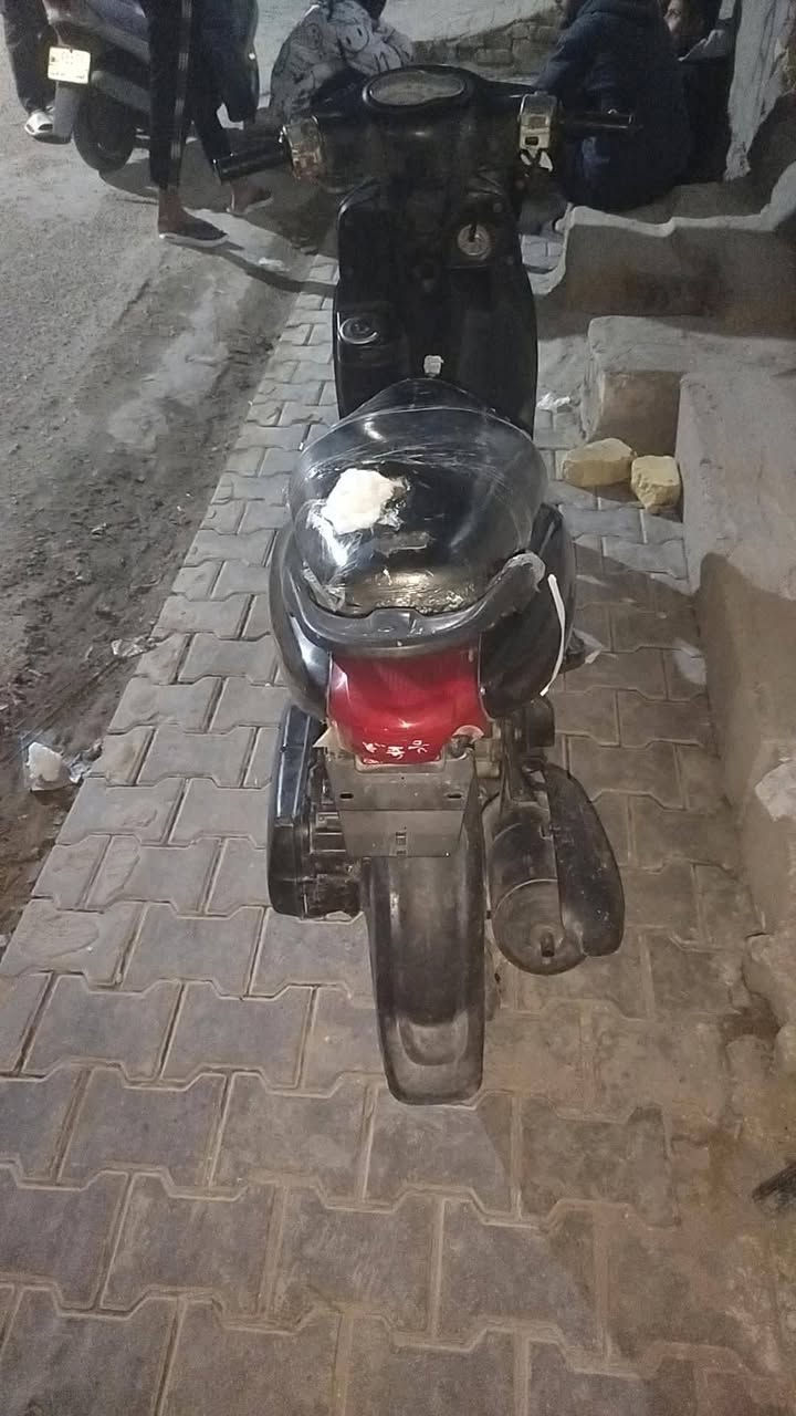 السلام عليكم شباب دراجه فله كلشي شغل توني جفته تجفيت جديد كهربايته كله شغل سلف كلوب كلشي شغل دراجه جاهزه بعده عل سحك سعره ٦٠٠ بيه مجال حك جيه مكاني ناصريه مركز يم كراج بغداد هذا رقمي *********** شراي يتصل وخادم انه
