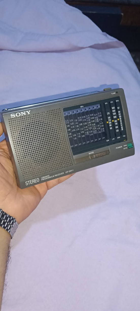 من اروع و اجمل الأجهزة التى قدمتها شركة Sony اليابانية في عالم الراديوهات

راديو جيب  ياباني متعدد الموجات ماركة SONY 
موديل SONY ICF SW11

               (((( صنع في اليابان ))))
حالته ممتازه جدا كأنه جديد زيرووووو 

12بند  متعدد الموجات FM / AM /  LW / SW1---9

صوته جبار و عالي جدا و إشارته ممتازة و قوية جدا جدا 
كل الموجات و الإذاعات يلتقطها بامتياز و جودة صوت روووووعة 

يعمل بكفاءة عالية جداً بالادابتور او الحجارة 

مزود ب اريال تلسكوبي رهيب فى التقاط الإشارة 
و مزود ب مسند خلفي صغير 

له القدرة على استقبال أكثر من 30 ألف محطة إذاعية قصيرة و  دولية فى المناطق الساحلية المفتوحة 
يعمل بكفاءة عالية جداً 

قوي جدا فى السحب و استقبال الإشارة  لكل الموجات الإذاعية المحلية و الدولية 

ضع سعر مناسب للبند  و الله يباركلك فيه 

لجدية الحجز  و تأكيد الشراء يرجي التواصل على الخاص 
بصورة  البند و رقم تليفونك و السعر الذي تراه مناسباً و التسليم في وسط البلد بالقاهرة 
ملحوظة هامة :-
(متوفر شحن لكل المحافظات مقابل دفع قيمة البند مسبقا)


**إذا كنت صاحب هذا الإعلان وتريد حذفه لأي سبب، رجاءا أرسل رسالة إلى الدعم الفني**