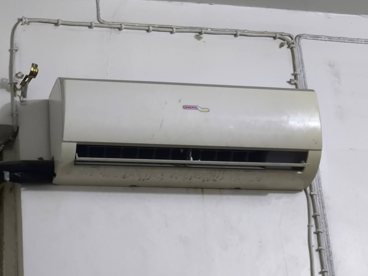 السلام عليكم
سبلت جنرال طن ونص  ما داخل تصليح صارلي 6 شهور من اخذته
عوزه القطعه الداخليه غسل فقط من الخارج الداخل جديد 
مثل ما موضح بل صوره سعره 300 او بي مجال للشراي *********** واتساب لو خاص ماسنجر متواجد
