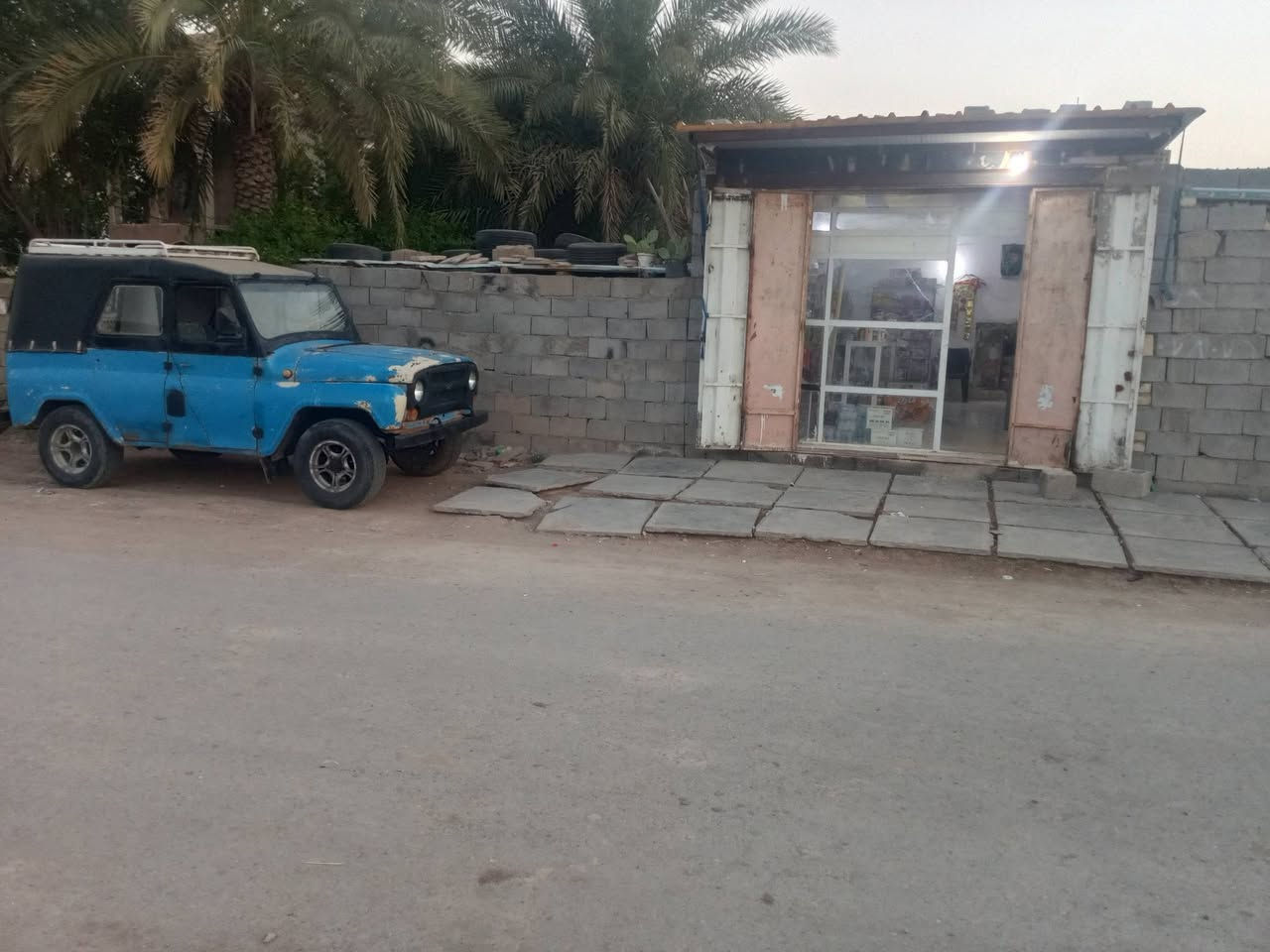 السلام عليكم بيت للبيع مساحه 500متر حي العهد عل شارع الريسي بي محل طول 7ونص والعرض 3ونص غرفتين وحده5في 4وحد 3في 4.الصاله 10في 4الاستغبال 7في 4الامطبخ 4في 4ونص الكراج طول 20متر كهرباء ومياه ومجاري وخط مولد والشارع بي اناره وتبليط للباب الاستفسارا ***********

