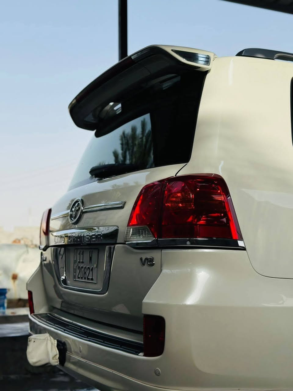 سلام عليكم عندي لاندكروز موديل 15 لون ابيض فول مواصفات رقم بغداد الجديد السيارة فطيم  صبغ يم التنته فقط رش اثر عارضه واكعه عليه وشخطت ونصبغت ولباقي كفاله عامه تخم تايرات جديدة حداديه جديده كير خير من الله داخل لونين 6سلندر لايت زنون تبريد ثلج تحكمات استيرين حساسات خلفيه اماميه السيارة جديدة من كل النواحي السيارة بيه هواي مواصفات ماذاكرهن رايده 350 بيه مجال إذا اكو مراوس لاندكروز أقل مكاني بابل المحاويل رقم الهاتف /***********
