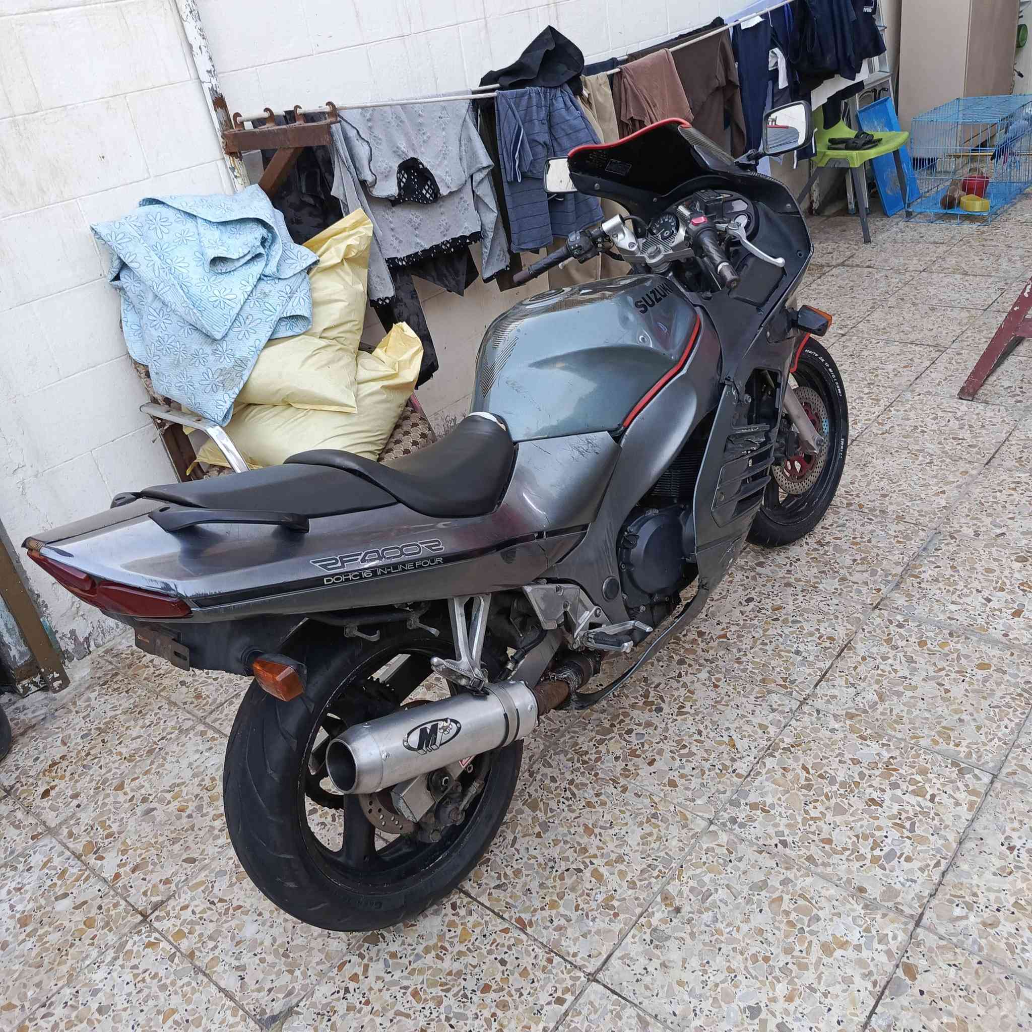 بطح سوزوكي 400rf دوش ١٦ تجي ٤ كام شفت
 دراجه مبيها نقص دهن قبل يومين مبدل ٧٥ الف مي راديتر ب٢٠ الف زيتي 
دهن بريك امامي وخلفي 
محرك دوش 16 يعني 4كام شفت صاروخ قبق ولفات وكاله احمر رياضي 
مكينه كير كفاله عامه 

نقصها فقط كفرات تعبانه 
كهربائيات بلجيس
العنوان بغداد البياع شارع عشرين 
***********
