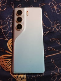 تكنو كامون 40 برو 4g الجهاز مثل ما موضح بالصور بي ضربات بالشاصي فقط و ...