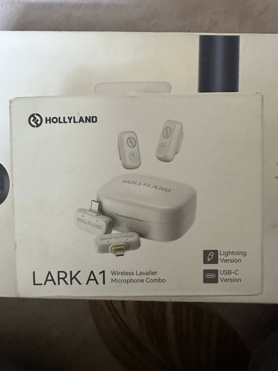 المنتج هو Hollyland LARK A1 Wireless Lavalier Microphone Combo، وهو نظام ميكروفون لاسلكي مصمم لصناع المحتوى لتسجيل الصوت عبر الهواتف الذكية. 
 

جودة الصوت: يسجل بجودة استوديو 48kHz/24-bit لصوت واضح ونقي. 
عزل الضوضاء: يتميز بخاصية عزل ضوضاء ذكي بثلاثة مستويات (ضعيف، متوسط، قوي). 
التوافق: يأتي في نسخة كومبو تتضمن مستقبِلات (Receivers) لمنفذ Lightning و USB-C ليعمل مع أجهزة آيفون وأندرويد. 
البطارية والمدى: توفر علبة الشحن عمراً طويلاً للبطارية يصل إلى 54 ساعة، مع مدى نقل يصل إلى 200 متر.


**إذا كنت صاحب هذا الإعلان وتريد حذفه لأي سبب، رجاءا أرسل رسالة إلى الدعم الفني**