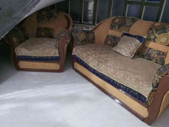 السلام عليكم تخم 8 مقاعد للبيع نظافته 50% مع الرجلين مالته السعر 125 وبي مجال  المكان الخالدية حي القدس ***********
