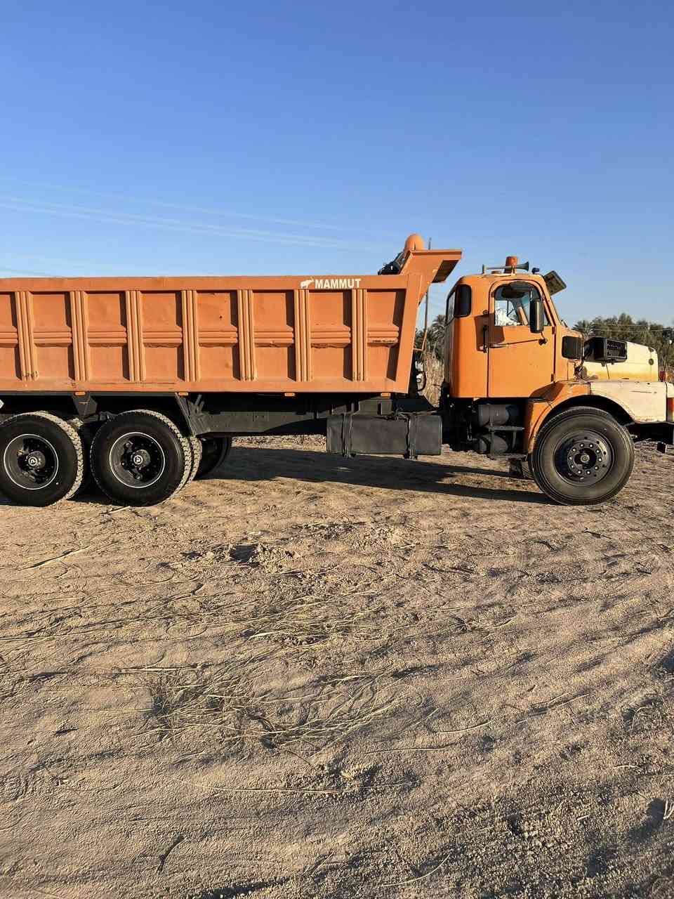 للبيع فالفو 82رقم إنكليزي  بسمي مكينه N10كير 4*4دبل فقسه مجموعه خفيفه تخم تاير جديد جاهزه للعمل للاستفسار  ..***********
