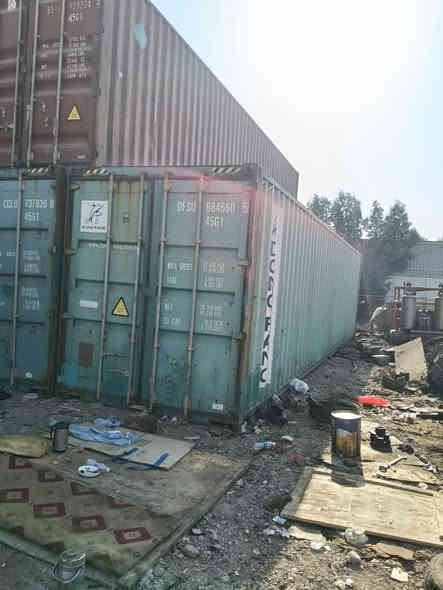 سلام عليكم حاويات 12 متر نضيفه سعر 25 ورقه مكان بغداد ***********
