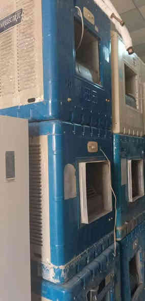 مكلف بنشرهن عدد 600قطعه الاحجام 2ونص و4ونص مستعمل نضيف سعر قطعه 38الف فقط البيع جمله وتساب للحجز عنوان سليمانيه ***********
