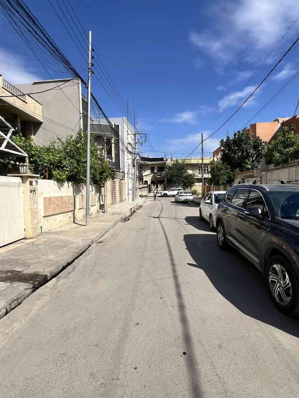 دار للبيع في حي الرفاق 

يقع على شارع بعرض 12 متر 

اتجاه الدار قبلة 

مساحة الدار 229 متر واجهه 10 متر 

الدار يباع بحساب ارض 

الدار مكون من طابقين اربع غرف نوم 

للاستفسار اكثر مراجعة مكتب العمران لتجارة العقار او الاتصال على الارقام التالية 

***********
***********
