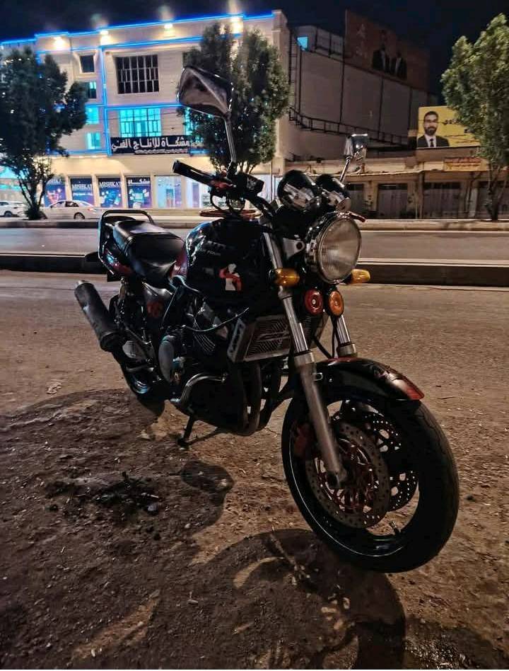 السلام عليكم هونده CB400 جيل اول 16 ولف موديل 1995 محرك مبدل بي كام شفت فقط  والباقي وكاله  كهربائيات كله شغاله ودراجه بيه اوراق مكمركه السعر 1700 وبيه مجال