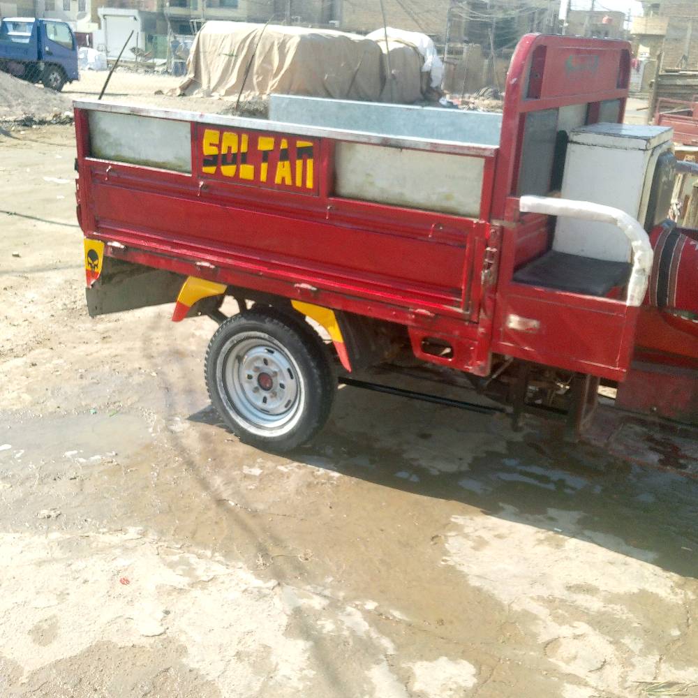 للبيع تكتك من نوع SOLTAN، لون أحمر بحالة جيدة. مثالي لنقل البضائع أو الاستخدام الشخصي. الماكينة تعمل بشكل ممتاز والهيكل قوي ومتين.