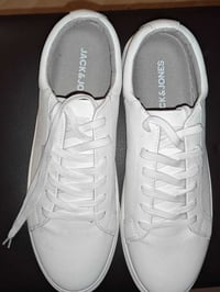 حذاء • مقاس ٤٥ • ماركة