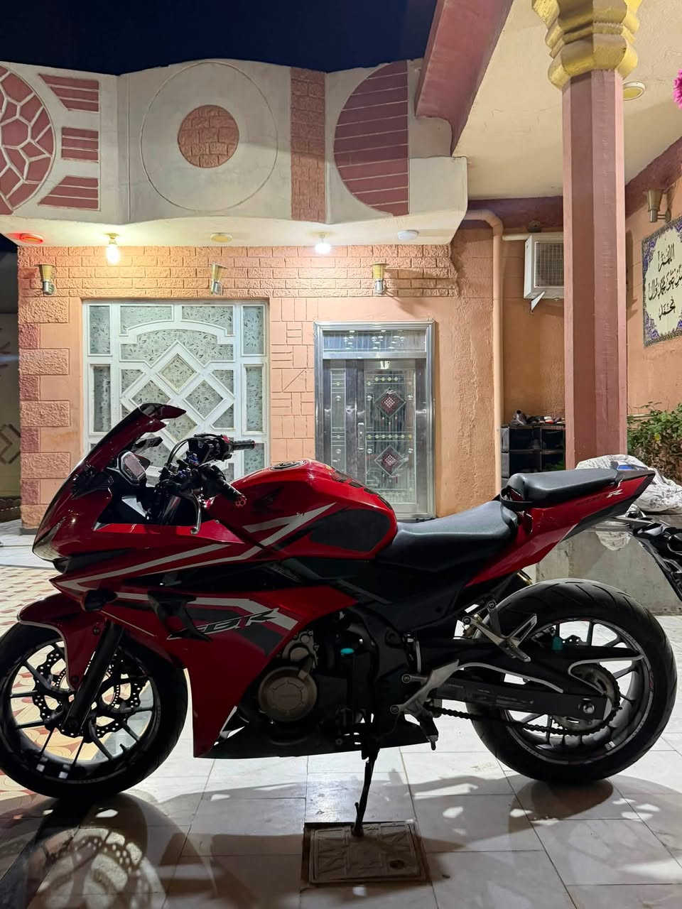 السلام عليكم بطح للبيع او المراوس 
بطح cbr - 500rr موديل 2017 
الدراجة رقم وسنوية تحويل ثاني يوم رقمها مشروع وطني 
مكفولة كفالة عامة من التاير للتاير الدراجه نضيفة كلش جيب فيتر وافحص واطلع بيها لسوريا 
بريك ABS 
الدراجة ماشية 7000 يعني اخو الرمبة 
ناقصها فقط خيال 
السعر خاص او اتصل ع الرقم وبي واتساب ***********
