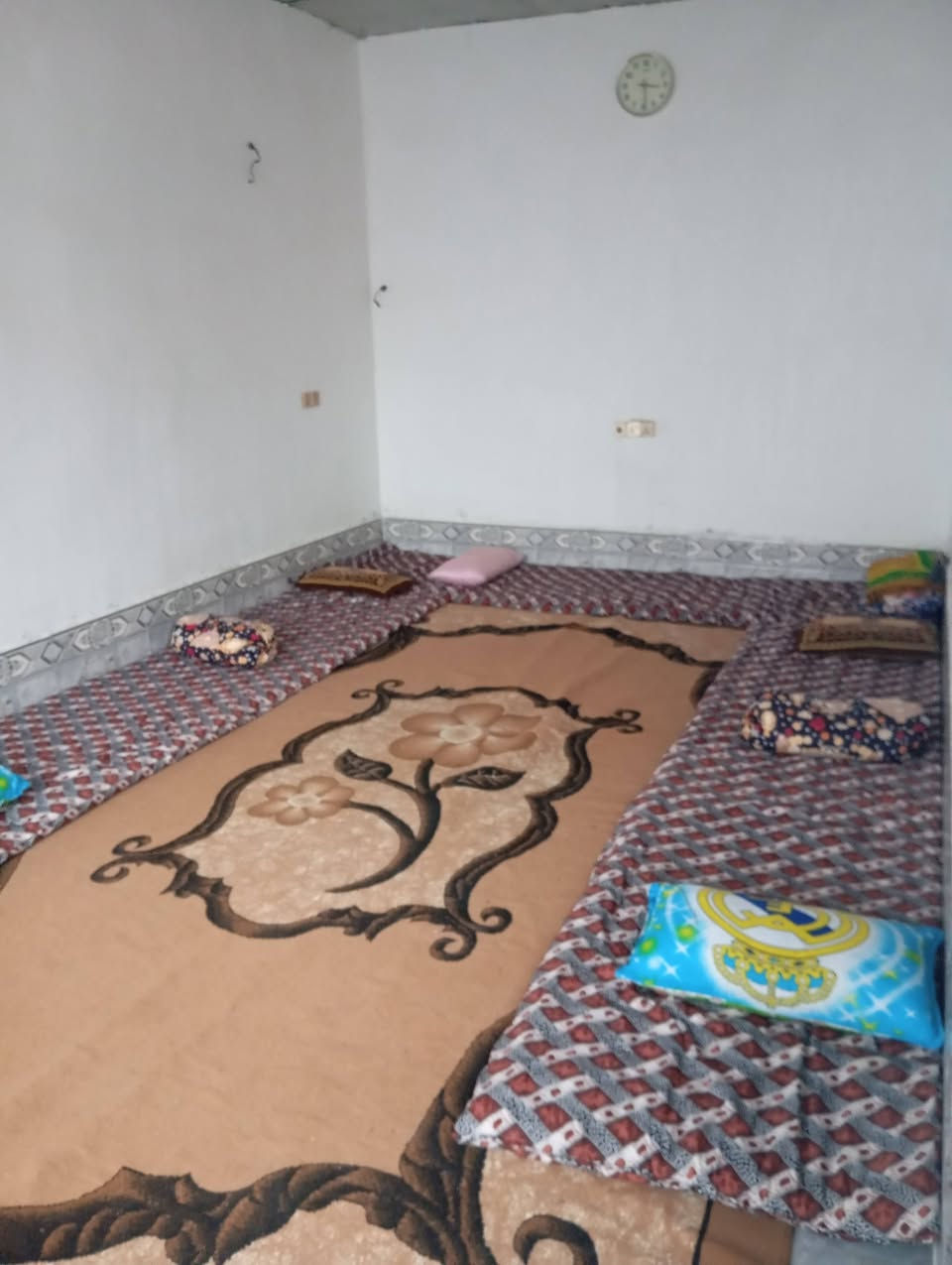 السلام عليكم بيت للبيع مساحه 280متر غرفتين نوم وصاله ومطبخ واستقبال سيراميك ومنور  وحمام داخلي وحمام خارجي وبيتونة على عرض القطعه وبير مكانه التجنيد فرع الجملون السعر 55 للاستفسار ***********
