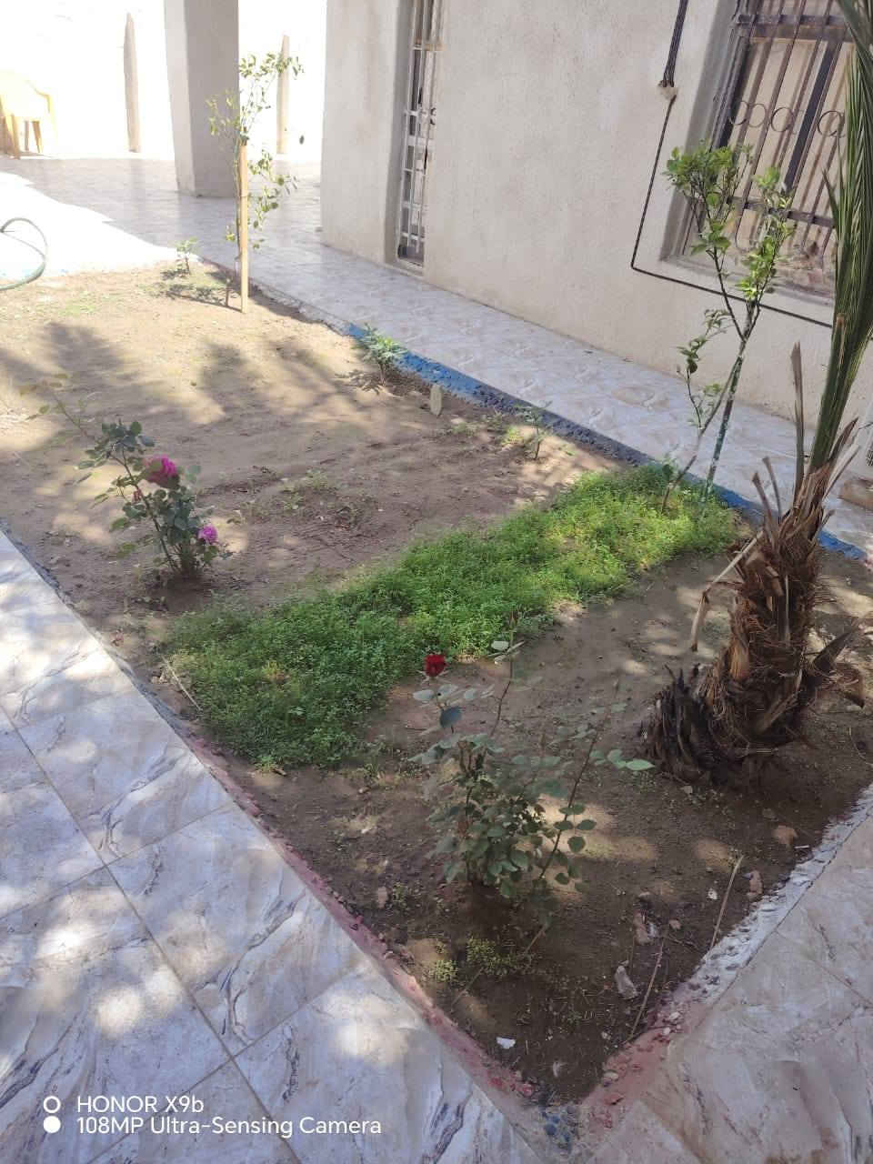 السلام عليكم ورحمة الله وبركاته بيت للبيع نظيف كلش ٣٠٠ متر مطلوب مبادره قرب كراج الحولي البيت يتكون ٢غرف وبراني وصاله ومطبخ وساحه وحديقه وصحيات ***********
