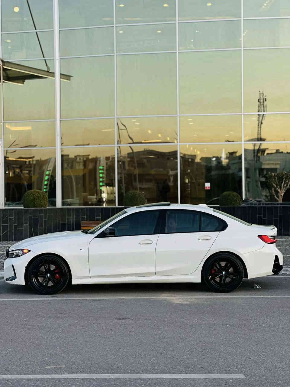🚘 للبيع BMW M340i – أداء رياضي فاخر 🚘
سيارة نظيفة جدًا، تجمع بين القوة والراحة والفخامة.

المواصفات:

 المحرك: 6 سلندر توربو (3.0L)
2 ويل المرغوب 
القوة حوالي 382 حصان
 كير  أوتوماتيك 8 سرعات
 الدفع: خلفي 
التسارع: 0–100 كم خلال ~4.4 ثانية
 • نظام M Sport الأصلي
وضعيات قيادة متعددة (Eco / Comfort / Sport / Sport+)
شاصي وقيادة رياضية ثابتة

الداخلية:
 مقاعد جلد احمر رياضي 
شاشة كبيرة + Apple CarPlay
نظام صوتي عالي الجودة
تحكم كهربائي بالمقاعد مع ذاكرة
مثبت سرعة، بصمة تشغيل، دخول ذكي
داتا شو 
الخارجية:
 • تصميم M رياضي
 • جنوط أصلية M
 • إضاءة LED أمامية وخلفية
 • مظهر عدواني وأنيق بنفس الوقت
السعر 34$ الف  
رقم كاتي 
مكانها سليمانية 
***********
