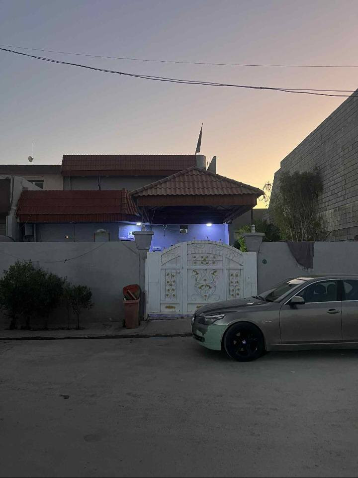 السلام عليكم يوجد دار للبيع في منطقه الحمزلي المساحه 300الاستفسار على الرقم ***********
