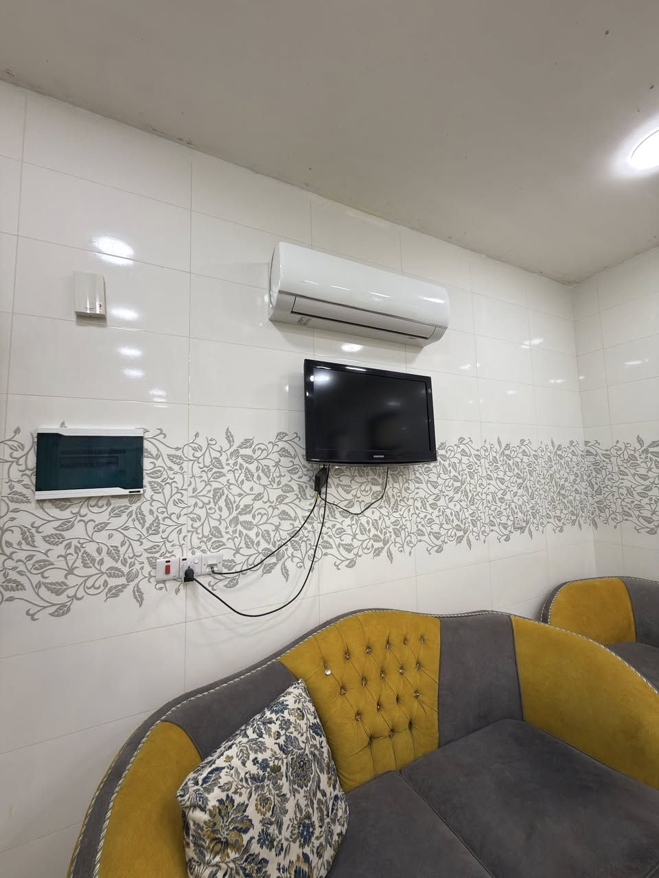 السلام عليكم بنايه تحتوي على شقة مؤثثة كاملة ديلوكس شقة درجة اولى بيه غراض كاملة و ماء وكهرباء مستمرة ماتنقطع دقيقة والشقة ايضا تحتوي على مصعد الشقة مساحتها 100 سعر الايجار مليون و500 
مكان الشقة بغداد شارع فلسطين تقاطع مصرف الرافدين
الاتصال ***********
