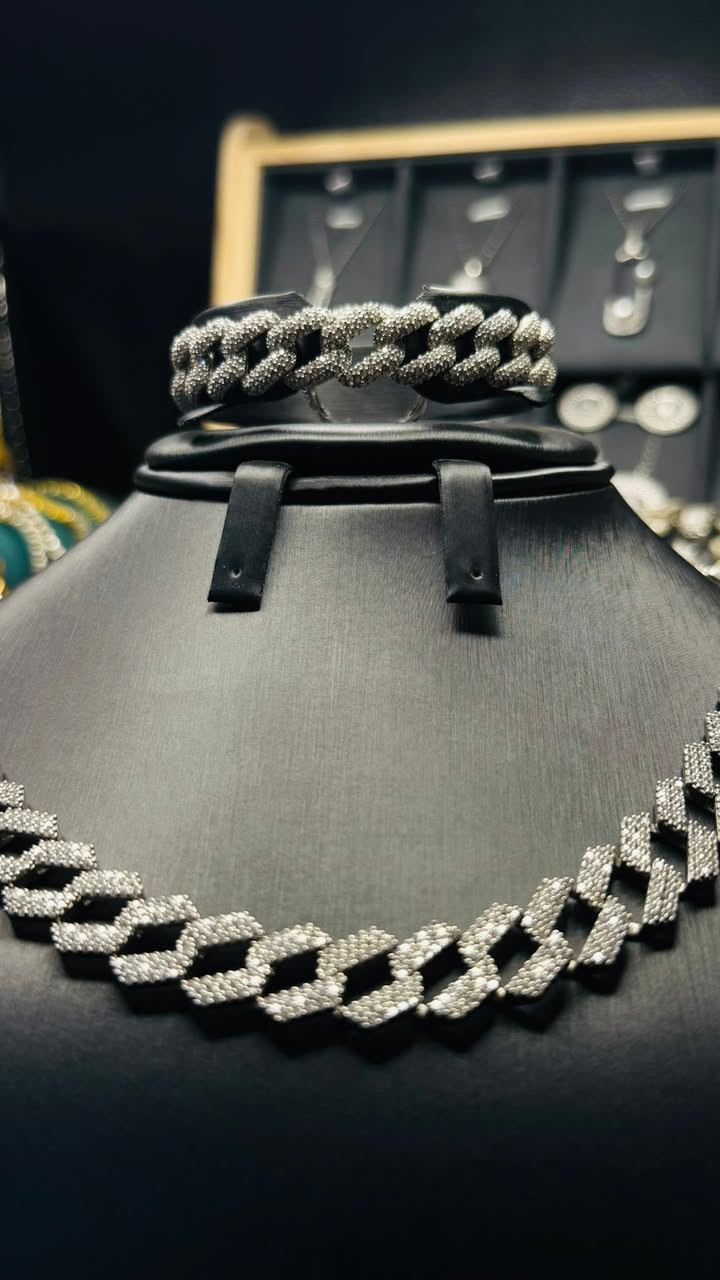 ✨ سيت كارتير فضة فاخر ✨

💎 فضة أصلية مختومة 925
💎 جديد بالكامل وغير مستخدم
💎 تطعيم دايموند أصلي يمنحه لمعة وفخامة استثنائية

⚖️ الوزن: 59.5 غرام
💰 السعر: 300,000 دينار عراقي فقط

✅ جودة مضمونة
✅ تصميم أنيق وفخم يناسب المناسبات والإهداء

🚚 توصيل إلى جميع محافظات العراق

📩 للحجز والاستفسار راسلنا الآن قبل نفاد القطعة، فالمميز لا يتكرر كثيراً!

#فضة_925 #سيت_كارتير #مجوهرات_فاخرة #اكسسوارات_راقية #توصيل_العراق #دايموند #عروض_العراق #مجوهرات_فض


**إذا كنت صاحب هذا الإعلان وتريد حذفه لأي سبب، رجاءا أرسل رسالة إلى الدعم الفني**