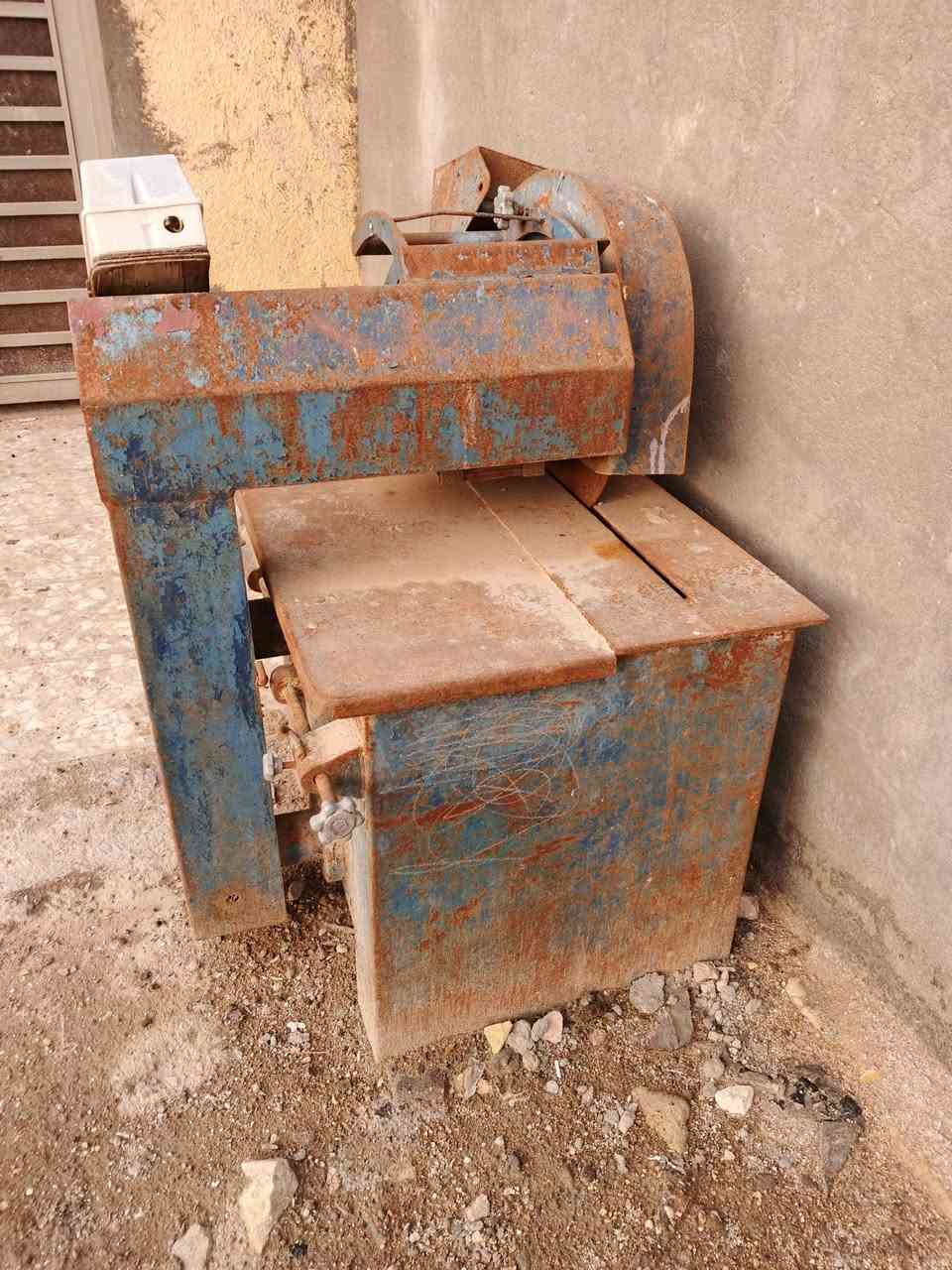 سلام عليكم ورحمه الله 
كتر كص حديد البيع 
شراي ينتصل بل رقم ***********
السعر 750 وبيه مجال الطيبين
