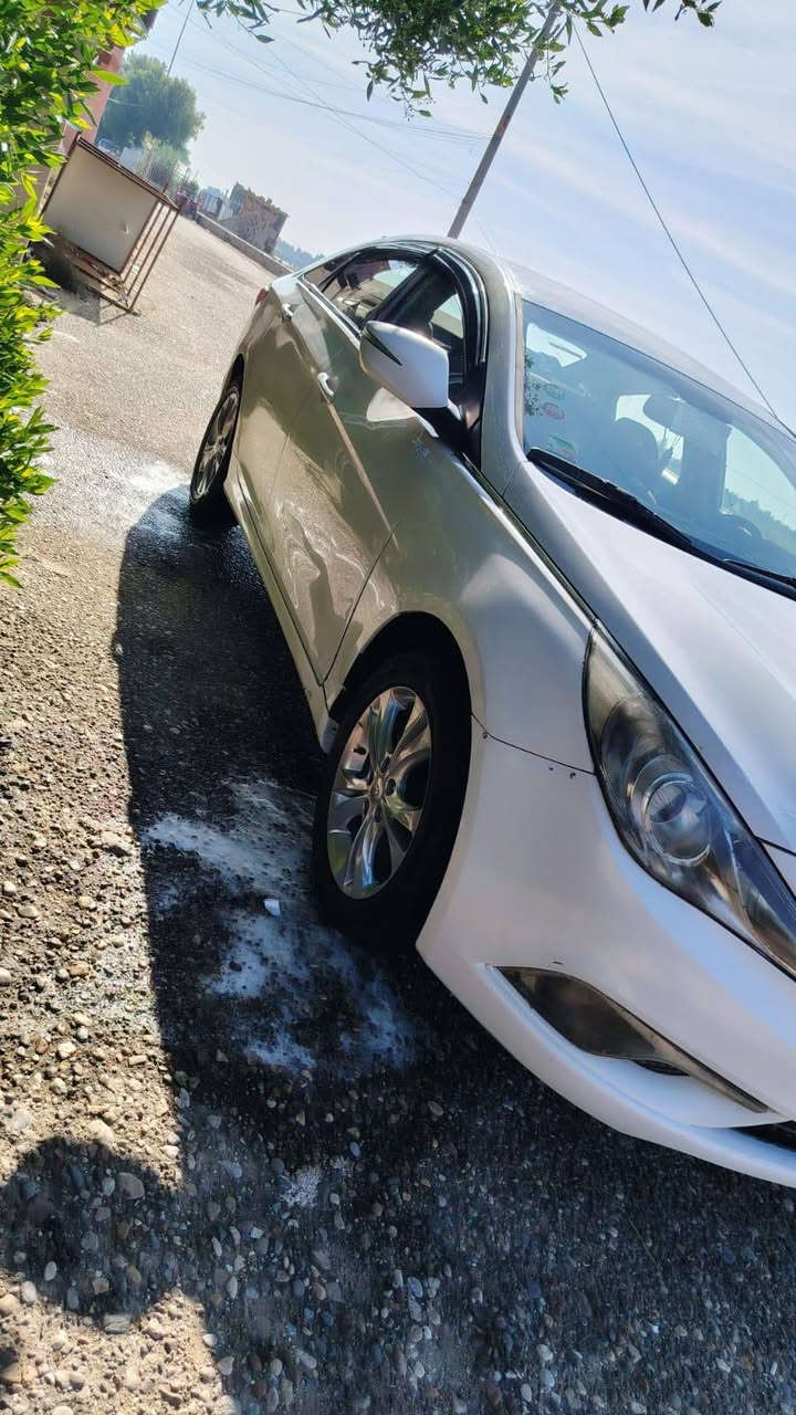 سلام عليكم. سوناتا للبيع   موديل 2013 خليجي اصل.الشركة العامة. رقم بابل انكليزي مشروع وطني تحويلهة بأي مكان يعجبك  الداخل بيجي واسود لونين المرغوب مكينة 2400دوش السيارة كير ومكينة بالكارتون صار اسبوع من شادهن السيارة كلة جديد حدادة خلفي وامامي جديدة تخم تاير جديد باتري جديد. السيارة فول مواصفات عدا الفتحة كشن كهرباء مري شفط اشاير بالمري تبريد قطعتين 
 4 دسك 
السيارة استخدام شخصي. بيهة. ضربة بالدعامية الخلفية واطراف الجاملغ الخلفي كد شبر. وبيهة مكانات صبغ اثر طخات بسيطة. مع العلم بدون اي دواخل. السعر. 110.  غير متواجد ع الفيس.  الاتصال ع الرقم *********** عمارة, ميسان
