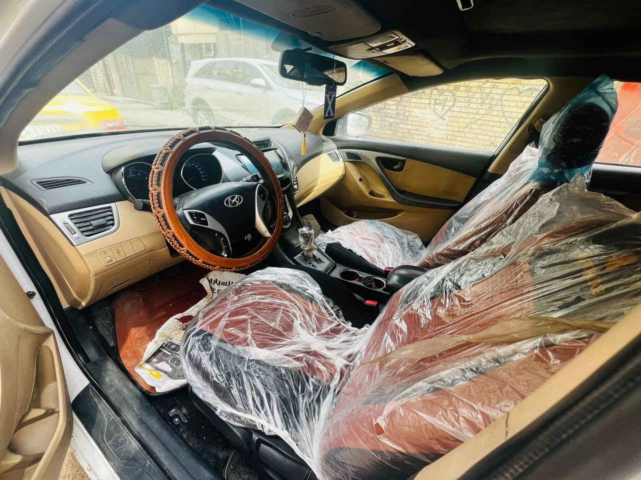 سلام عليكم
من رخصة الادمن المحترم 

النترا موديل 2013 فول مواصفات 
السياره مكلوبه ومعمره ومصبوغه عام 
المحرك 1800 دوش وبي صوت المحرك 
السعر 70 وبيها مجال قليل 
رقم السياره سليمانيه 
عنواني بغداد التاجيات 
***********
